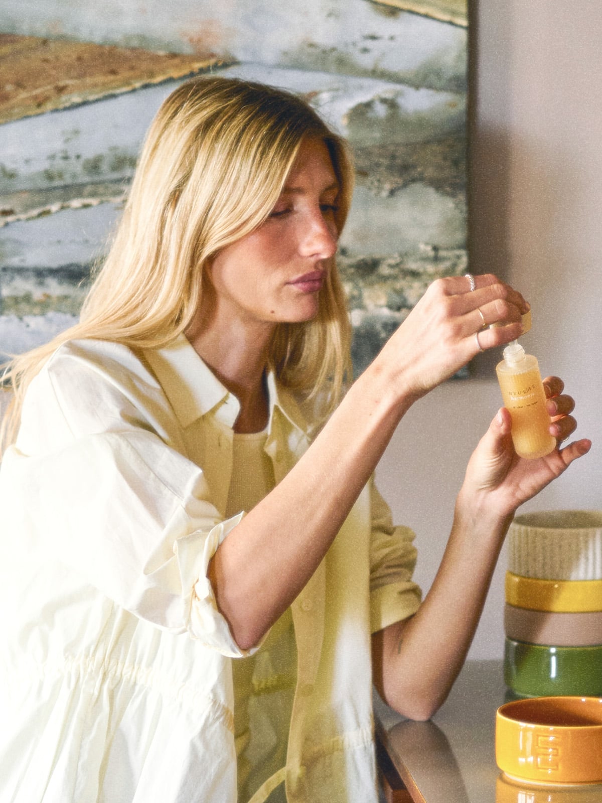 Fanny Lamblin applying the Neura&eacute; harmonie Serum